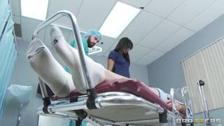 La bella Shazia Sahari fa un pompino al medico La bella Shazia Sahari fa un pompino al medico