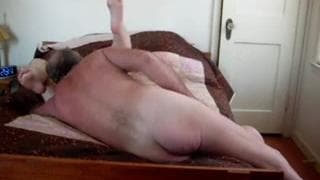 Un uomo maturo e sua moglie a letto Un uomo maturo e sua moglie a letto