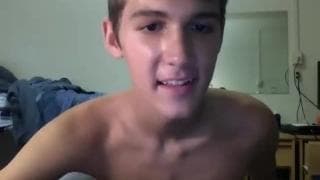 Un ragazzo arrapato gioca con la sborra