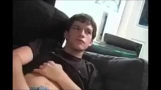 Un ragazzo arrapato vuole farsi una sega