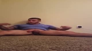 A questo fusto piace davvero masturbarsi