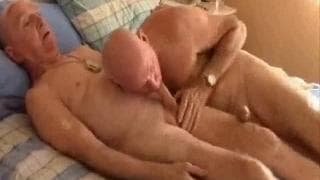 Due vecchi arrapati amano succhiarselo insieme Due vecchi arrapati amano succhiarselo insieme