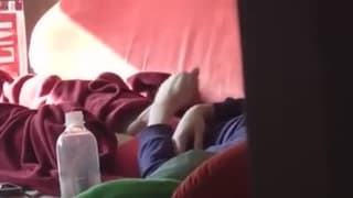 Lui viene spiato mentre si fa una sega Lui viene spiato mentre si fa una sega