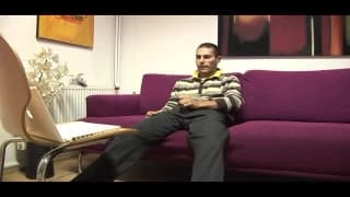 Questo ragazzo ha voglia di segarsi guardando un porno