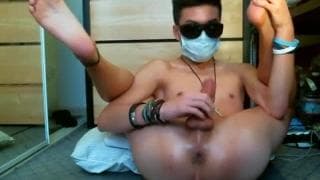 uomo che si tocca il suo cazzo con maschera e occhiali uomo che si tocca il suo cazzo con maschera e occhiali