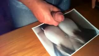 Si sega l'uccello e sborra mentre si filma