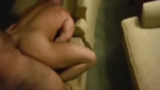 Un bodybuilder gode con il suo amico Un bodybuilder gode con il suo amico