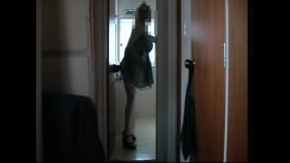 Travestito si penetra il culo per godere