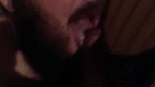 Un pompino da una trans vestita di rosso