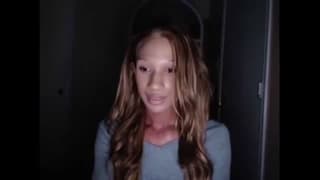 Una giovane trans se lo sega per bene