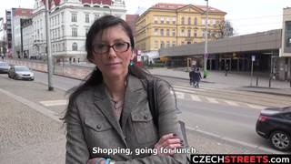 Una segretaria milf ceca viene rimorchiata e scopata Una segretaria milf ceca viene rimorchiata e scopata