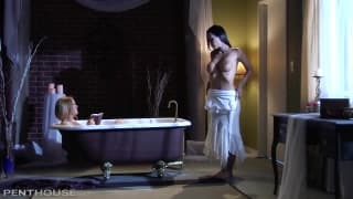 Una scena lesbica per Laly in bagno