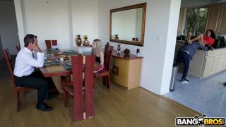 Lei, la latina, si fa fare un creampie dopo averglielo pompato.