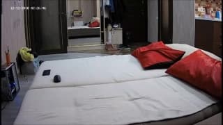 Clair lo succhia e poi lo cavalca a letto