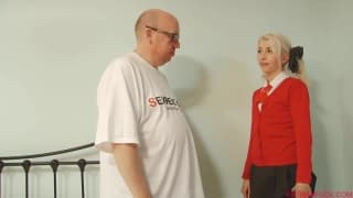 Un uomo grasso e maturo scopa una bionda