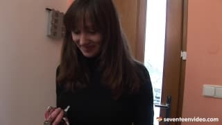 Un piccolo cazzo per questa morettina