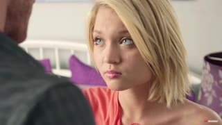 La giovane Dakota seduce questo ragazzo La giovane Dakota seduce questo ragazzo