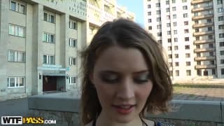 Camminare per strada e cercare una ragazza da scopare Camminare per strada e cercare una ragazza da scopare