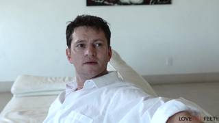 Emily Willis adora farsi leccare i piedi