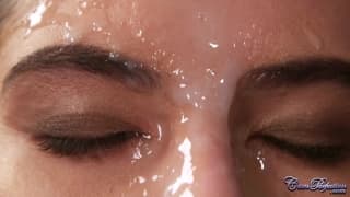 Una bionda in lingerie coperta di sperma Pompino, Sborrata Facciale