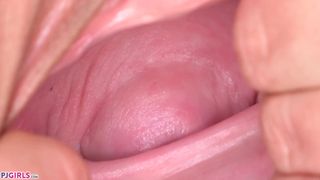 Una lesbica matura seduce la sua giovane amica