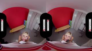 Nella realtà virtuale, Lola succhia il cazzo e si fa scopare in questo modo