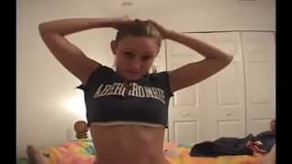 Una bionda gode da sola e poi succhia Una bionda gode da sola e poi succhia