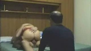 Una bionda scopa mentre il marito guarda