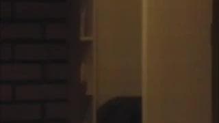 Lui oggi spia la vicina di nascosto