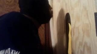 Un grosso nero gode di un cazzo bianco e duro