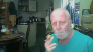 Questo orso maturo si sega mentre fuma Questo orso maturo si sega mentre fuma