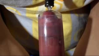 Pompa il suo cazzo per farlo diventare duro e masturbarsi Pompa il suo cazzo per farlo diventare duro e masturbarsi