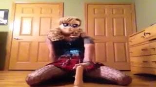 Una trans punk si penetra con un sextoy Una trans punk si penetra con un sextoy