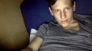 Questo ragazzo sexy si masturba davanti alla telecamera Questo ragazzo sexy si masturba davanti alla telecamera