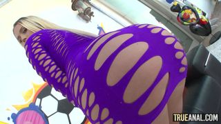 Layla Love si fa inculare in un porno hardcore per la prima volta