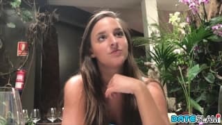 Dopo un ristorante, questa brunetta si fa scopare in un hotel a Bali