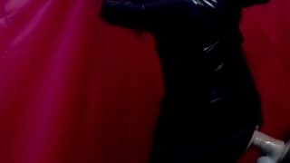 Una trans si scopa con un grosso sextoy