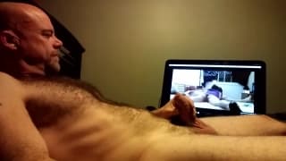 Questo uomo si diverte guardando un porno Questo uomo si diverte guardando un porno