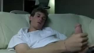 Lui si sega da solo in questo video