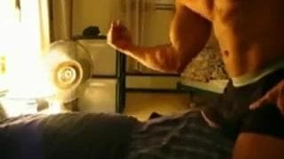 Il ragazzo muscoloso vuole solo arraparsi in webcam Il ragazzo muscoloso vuole solo arraparsi in webcam