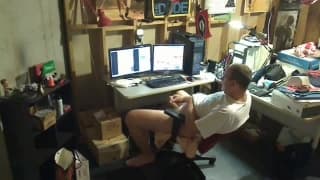 Lui si sega guardando i porno e sborra Lui si sega guardando i porno e sborra
