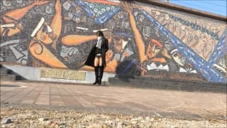 Una trans con il volto mascherato in giro