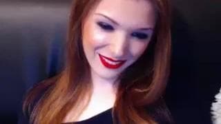 Questa trans rossa oggi gode da sola Questa trans rossa oggi gode da sola