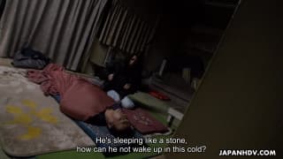 Giornalista asiatica seduce uomini per fare sesso