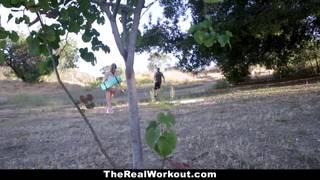 La bruna Paige Owens viene scopata all'aperto da un grosso cazzo