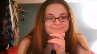 Lei è eccitata e si penetra con un dildo