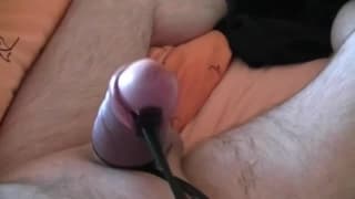 Un uomo maturo gode legandosi il cazzo