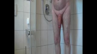 Un uomo maturo gioca da solo in doccia Un uomo maturo gioca da solo in doccia