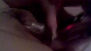 Lei penetra la sua figa pelosa per godere