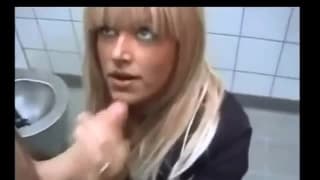 Seghe amatoriali in questo bagno pubblico Seghe amatoriali in questo bagno pubblico